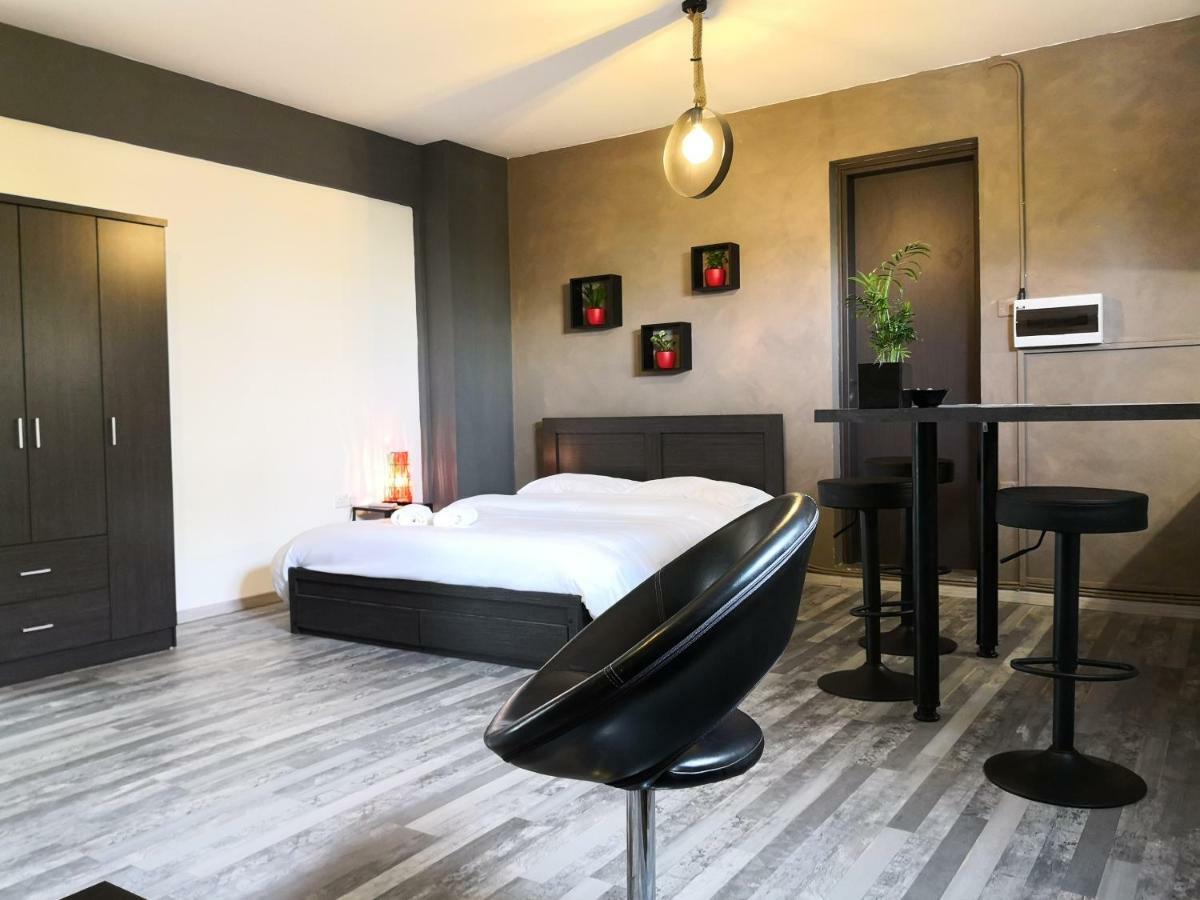 The Room Larnaca Exteriör bild